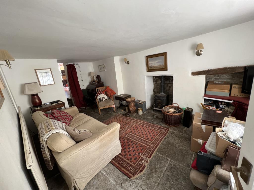 Lot: 168 - FOUR STOREY TOWN HOUSE FOR UPDATING - General view of the living room